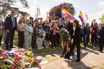 Los Reyes depositan flores en el monumento a los españoles republicanos en el antiguo campo de concentración.
