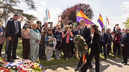 Los reyes Felipe VI y Letizia, durante el acto por la conmemoración del 80º aniversario de la liberación del campo de concetración de Mauthausen, este domingo.
