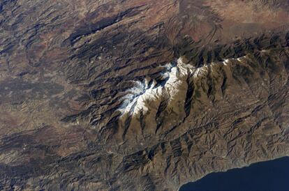 Una imagen de Sierra Nevada que fotografió el ISS el 12 de noviembre de 2011. El sistema montañoso se formó durante la Orogenia Alpina, un hito geológico que también formó los Alpes y las montañas Atlas del Norte de África. La cordillera en sí se formó del choque entre las placas tectónicas de Eurasia y África.