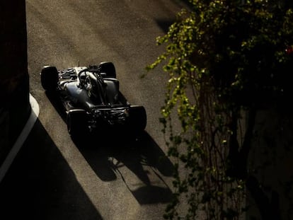 El McLaren de Hamilton, durante la prueba en Azaerbaiyán.