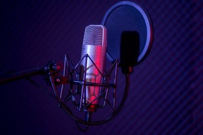 Un micrófono en un estudio de grabación.