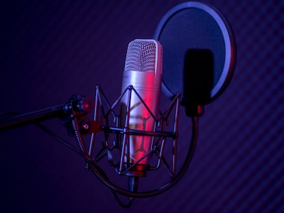Un micrófono en un estudio de grabación.
