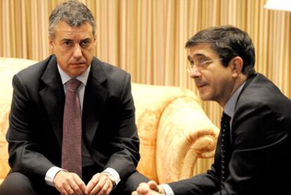 El <b><i>lehendakari,</b></i> Patxi López (derecha), con el presidente del PNV, Iñigo Urkullu, en la reunión que mantuvieron en junio del año pasado.