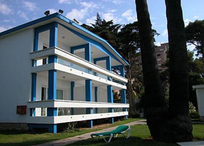 El blanco y el azul dominan en el exterior del restaurado parador de Benicarló, en Castellón.