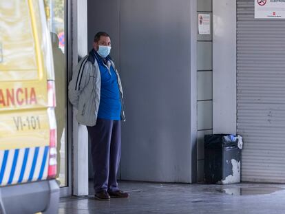 Una persona espera, protegida con una mascarilla, ante la puerta del hospital de San Sebastián de los Reyes el 7 de abril.
