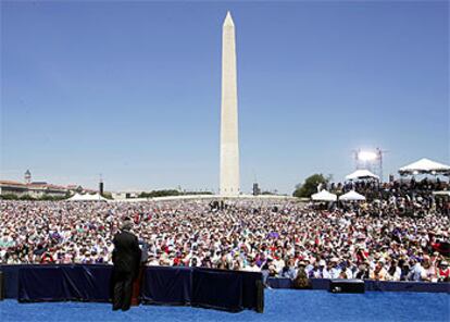 Bush se dirige a 200.000 personas, ante el obelisco a Washington, durante la inauguracin del monumento que recuerda a los cados en la II Guerra Mundial.