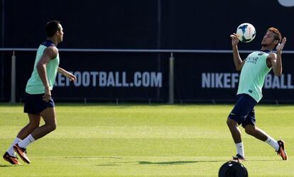 Alexis y Neymar, en el entrenamiento de ayer.
