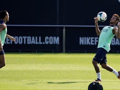 Alexis y Neymar, en el entrenamiento de ayer.