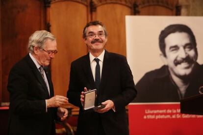 El fill de l'escriptor, Gonzalo, rep el premi.