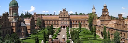 La iglesia del seminario, de planta cruciforme coronada por una cúpula, posee un jardín y un parque.