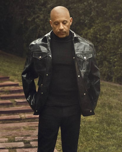 Vin Diesel lleva cazadora Ferragamo, vaqueros Dsquared2 y botas negras Aquatalia.