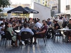 GRAF9905. MADRID, 04/09/2020.- Varias personas disfrutan de una terraza en la Plaza de Felipe II en Madrid. Las comunidades han notificado a Sanidad 10.476 contagios, una cifra que no se había alcanzado desde el inicio de la pandemia y que vuelve a colocar a Madrid, con un 30 por ciento de los nuevos positivos, en el primer puesto en la propagación del coronavirus, por lo que las autoridades de esa comunidad han incrementado las medidas para contener su avance. EFE/ Kiko Huesca