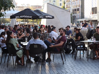 Varias personas disfrutan de una terraza en la plaza de Felipe II, en Madrid.