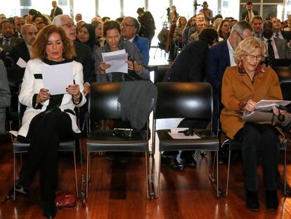 La alcaldesa de Madrid, Manuela Carmena, junto a la exregidora Ana Botella, en una imagen de archivo. 