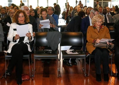 La alcaldesa de Madrid, Manuela Carmena, junto a la exregidora Ana Botella, en una imagen de archivo. 