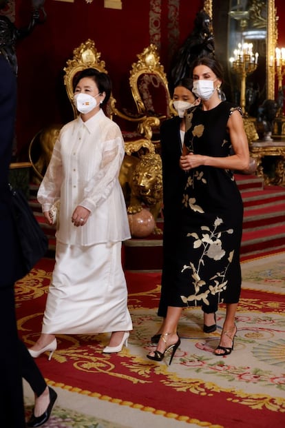 La reina Letizia y la esposa del presidente de la república de Corea, Kim Jung-Sook una reconocida cantante lírica, en el Palacio Real.
