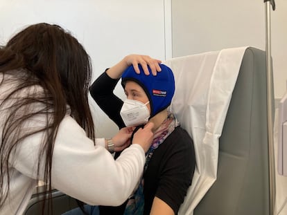 Una paciente del Servicio de Oncología del Hospital del Mar con un gorro hipotérmico.