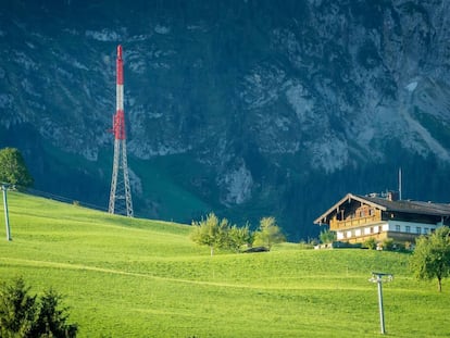 Torre de telecomunicaciones en un entorno rural.