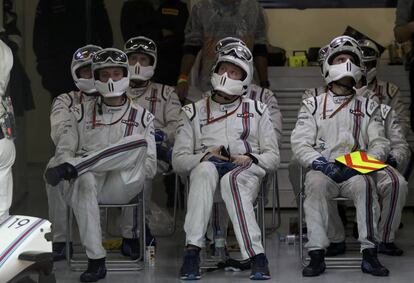 El equipo de Williams aguarda en la zona del boxes durante las fuerte lluvia en la carrera.