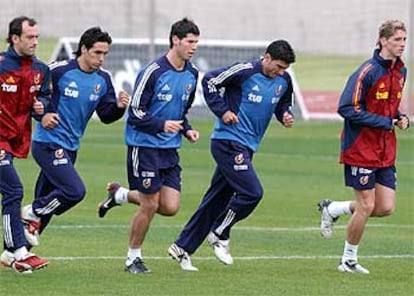 Etxeberria, Vicente, Luque, Reyes y Fernando Torres, durante el entrenamiento de ayer de la selección en Las Rozas (Madrid).