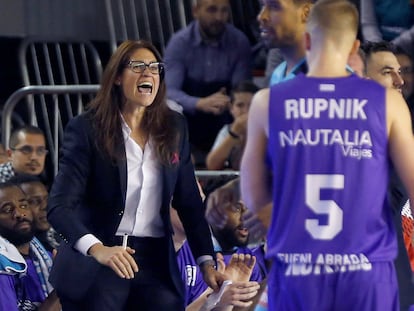 Anna Montañana, como asistente del equipo de baloncesto masculino del Fuenlabrada, en marzo de 2018.