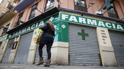 Farmacia cerrada en Valencia por la deuda del Consell.