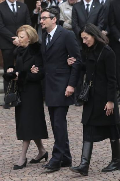 Maria Franca Ferrero y su hijo Giovanni Ferrero, junto a su esposa Paola Rossi, en el funeral de Michele Ferrero, en Alba (Italia), en 2015.