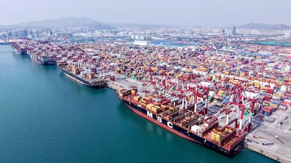 Un carguero en Qingdao, en la provincia china de Shandong, el 9 de abril de 2025.