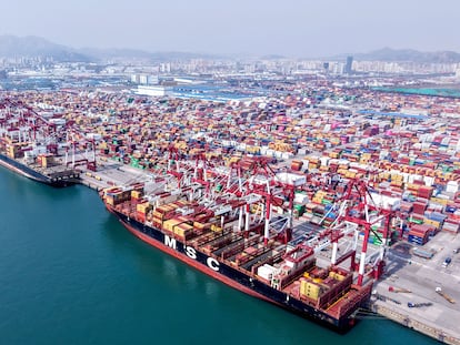 Un carguero en Qingdao, en la provincia china de Shandong, el 9 de abril de 2025.