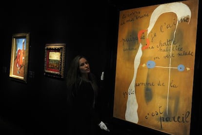 Una operaria de Christie's muestra la obra de Miró
