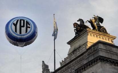 Un globo con el emblema de YPF, a las puertas del Congreso argentino.