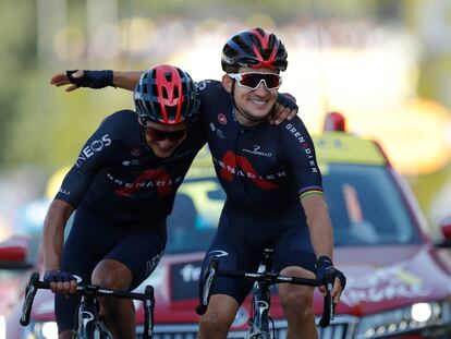 Michal Kwiatkowski (derecha) se abraza con su compañero de equipo Richard Carapaz tras ganar la 18ª etapa del Tour de Francia.