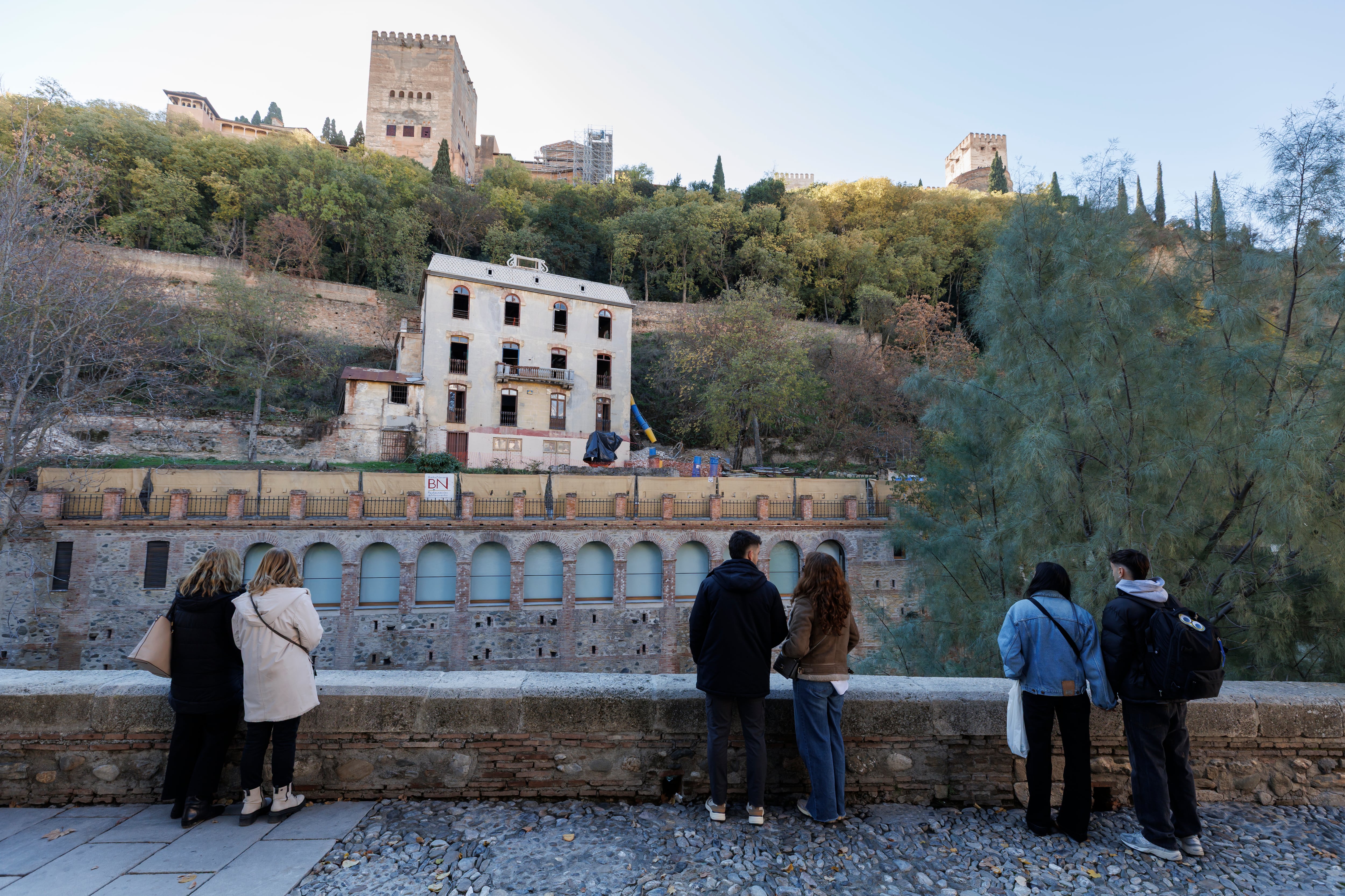 Imagen del antiguo hotel Bosques de la Alhambra, popularmente conocido como hotel Reuma, situado a los pies de la Alhambra.