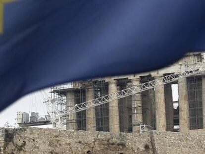 Vista de una bandera de la Uni&oacute;n Europea ondeando frente al Parten&oacute;n en Atenas, Grecia.