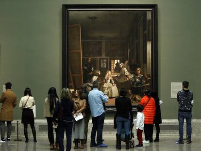Visitantes observando &quot;Las Meninas&quot;, en la sala de Vel&aacute;zquez del Museo del Prado, Madrid. 