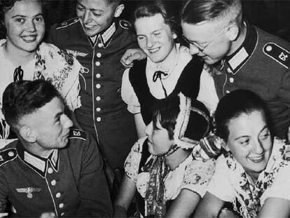 Soldados alemanes con jóvenes de Breslau en 1936. En 1945 la ciudad conservaba ese nombre y su población
era teutona. Las fronteras
que encogieron Alemania después de la capitulación dejaron esta región de la Baja Silesia en territorio polaco.
Desde entonces se llama Wroclaw, y la mayoría de
sus habitantes apenas lleva 60 años en ella.