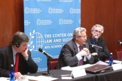 El juez Baltasar Garzón (centro), en el seminario sobre terrorismo internacional en Nueva York.