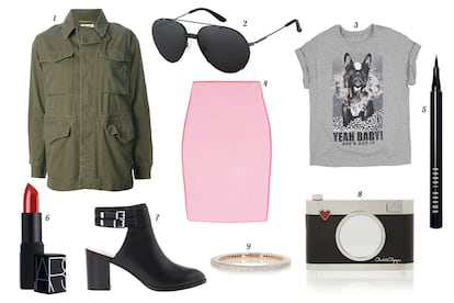 1. Saint Laurent Parka con bolsillos XL. 2. Carrera Gafas de sol con montura de metal. 3. Bershka Camiseta con bull dog francés estampado y leyenda. 4. Alexander Wang Falda recta elástica con print de rayas. 5. Bobbi Brown Eyeliner. 6. NARS Barra de labios. 7. Pull & Bear Botín de piel con talón descubierto. 8. Charlotte Olympia Clutch en forma de cámara de fotos. 9. Monica Vinader Anillo de oro rosa y diamantes.