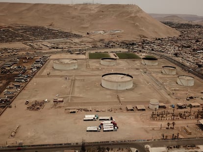 Vista aérea del lugar donde se encuentra el material tóxico en una zona conocida como "Sitio F", situada a 200 metros de Sica Sica, el 19 de enero de 2023 en Arica (Chile).