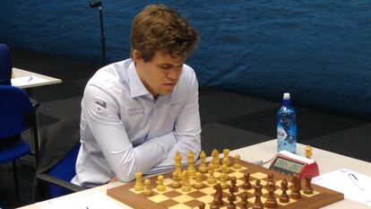Magnus Carlsen, en el inicio de su partida de hoy con Anish Giri