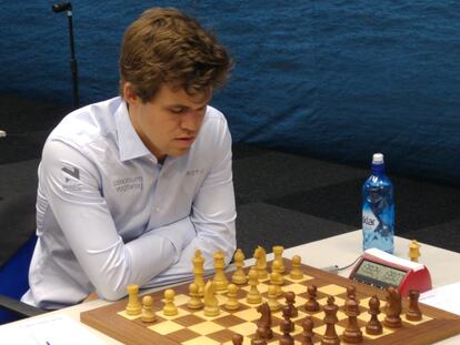 Magnus Carlsen, en el inicio de su partida de hoy con Anish Giri