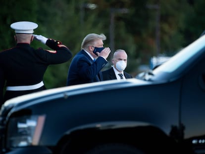 El presidente de EE UU, Donald Trump, al llegar al hospital Walter Reed, el 2 de octubre después de dar positivo en coronavirus.