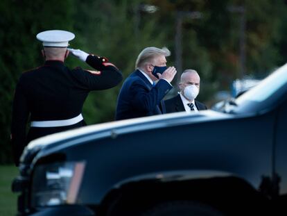 El presidente de EE UU, Donald Trump, al llegar al hospital Walter Reed, el 2 de octubre después de dar positivo en coronavirus.