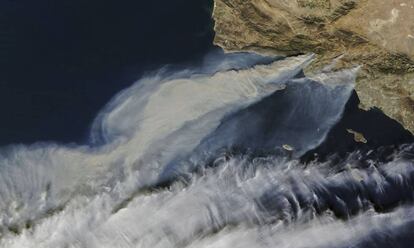 Esta semana ha llegado a haber seis grandes fuegos activos a la vez alrededor de Los Ángeles, que hasta el domingo habían quemado 103.000 hectáreas. Esta foto de la NASA es del martes y en ella no aparecen el último incendio de San Diego ni el de Bel Air. Los Ángeles se encuentra alrededor de ese saliente que se ve siguiendo la línea de la costa de derecha a izquierda. El olor a quemado ha invadido toda la costa sur de California en un momento u otro a lo largo de la semana. Se ha registrado un incremento de problemas respiratorios.