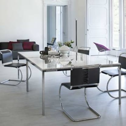 'Total look' contemporáneo de la firma Knoll, con la mesa de comedor diseñada por Florence Knoll en el centro, rodeada por las sillas MR de Mies van der Rohe, que también firma la silla Barcelona, al fondo. Junto a la ventana, la silla auxiliar creada por Bertoia. El sofá es de los diseñadores Edward Barber y Jay Osgerby. |