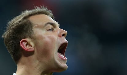 Neuer se desgañita durante el partido entre el Bayern y el BATE.