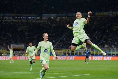 El jugador de Barcelona, Raphinha celebra el 2-3 en el marcador, ante el Inter.