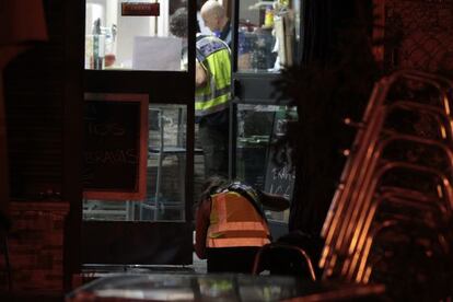 La policía inspecciona el lugar del crimen.