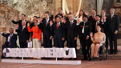 Participantes posan para las fotos oficiales de la sesión plenaria de jefes de estado en la XXVI Cumbre Iberoamericana, hoy, en Antigua, Guatemala.