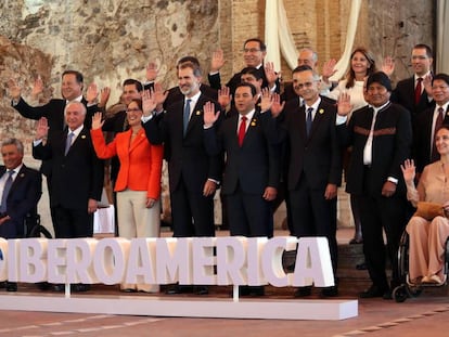 Participantes posan para las fotos oficiales de la sesión plenaria de jefes de estado en la XXVI Cumbre Iberoamericana, hoy, en Antigua, Guatemala. 